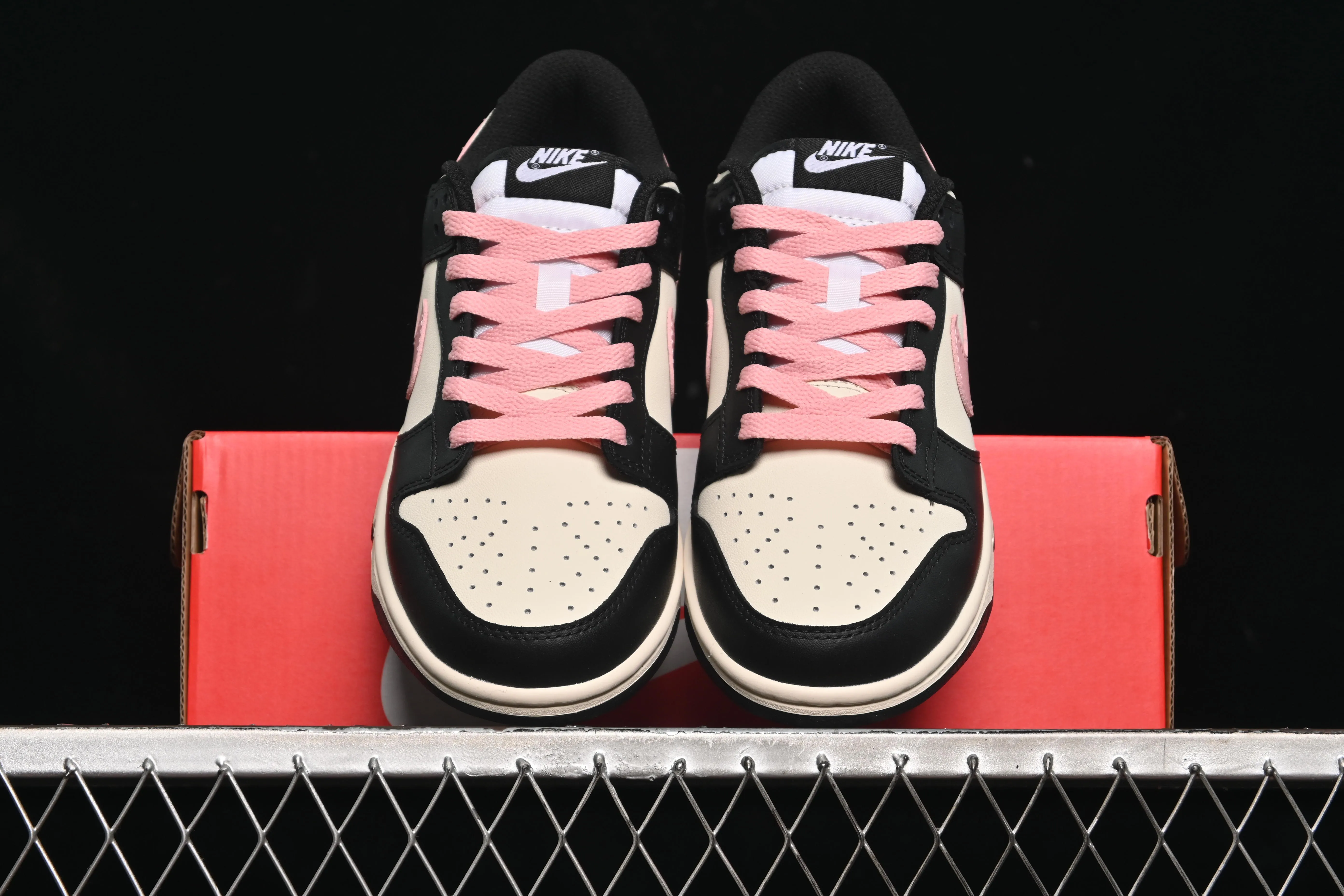 All Categories Nk SB Dunk Series Nk SB Dunk Low Low-top sneakers Nike SB Dunk Low White, black and pink color Low-top casual sneakers DD1391-100